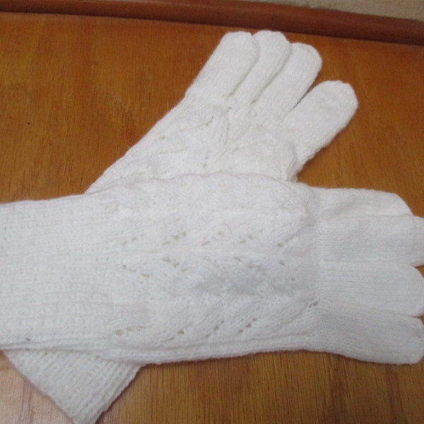 Vintage 80's, White Fine Knitted Winter Gloves, Warm and Comfortable Ladies Fancy Gloves, Wrist Length Glove, Winter Fashionable Gloves