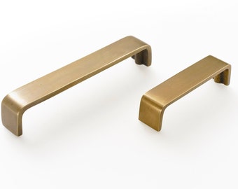 Kitchen drawer handles. 2 sizes of solid brass pulls supplied with fitting screws. Sold in singles. Large range of kitchen hardware in store