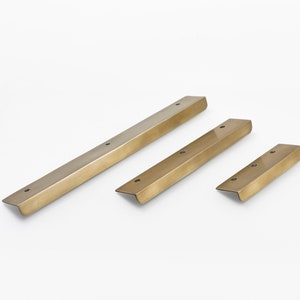 Kitchen drawer pulls | 3 sizes | Solid brass handles to give your kitchen the makeover it deserves. Brass drawer pulls from TheFoundryman