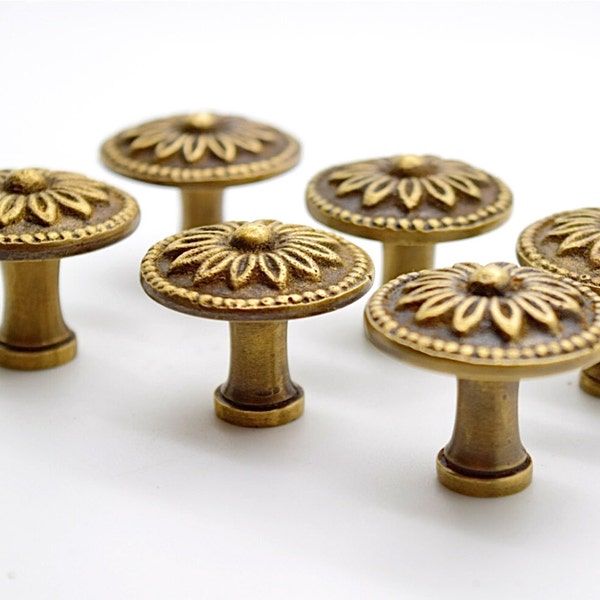 Vintage cupbard pulls. Brass drawer knobs. Drawer handles pulls. Art deco brass. Flower design handle. Kitchen furniture. Antique handles