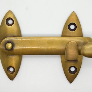 Brass cupboard latch.Suppied with fitting screws, ideal for keeping doors & kitchen cupboards closed. All hardware is the same colour finish