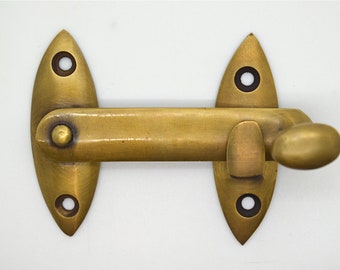 Brass cupboard latch.Suppied with fitting screws, ideal for keeping doors & kitchen cupboards closed. All hardware is the same colour finish