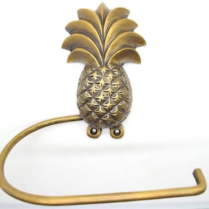 Decorazione da bagno a forma di ananas. Portarotolo in ottone massiccio, fornito con viti di fissaggio. Scegli tra 5 design.