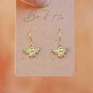 Boucles d&#39;oreilles minimalistes en or abeille / boucles d&#39;oreilles insecte bourdon