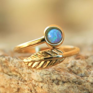 Anello in foglia d&#39;oro con opale