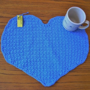 Crochet Cotton Heart Placemat: Valentine&#39;s Day Table Decoration