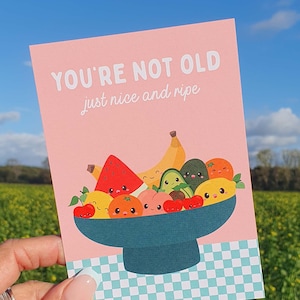 Grappige fruitschaal Je bent niet oud Gewoon een mooie en rijpe verjaardagsverouderingskaart. Geweldige fruitwoordspelingskaart voor een vriend, ouder of geliefde.