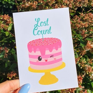 Carte vieillissante drôle de gâteau d'anniversaire rose de compte perdu. Carte de gâteau rose kawaii mignonne et amusante pour un ami, un parent ou un être cher.