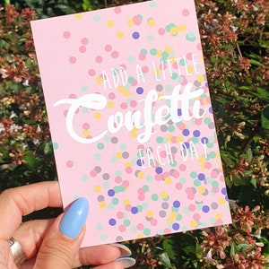 Voeg elke dag een beetje confetti toe. Alledaagse kaart of schattige confetti. Verjaardagskaart met pastelkleuren.