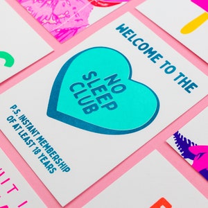 Stampa No Sleep Club Candy Heart Baby Riso. Divertente biglietto per baby shower, biglietto per neomamma e bambino, biglietto per gravidanza. Fatto con la macchina per il riso.