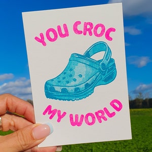 Je krokodilt mijn wereld risograph jubileum valentijnskaart in neonkleuren. Valentijnsdag grappige crocs schoenen kaart voor vriend of vriendin.