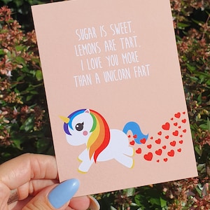 Postkarte Ich liebe dich mehr als ein Einhorn furz. Lustige Einhorn-Valentinstag-Furz-Karte. Sag es mit Furzherzen.