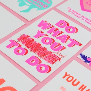 Faites ce que VOUS voulez Carte imprimée risographe aux couleurs néon. Cartes imprimées Riso dans de jolies couleurs vives avec une citation positive réalisée avec une machine à riso