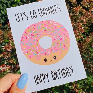 Postal Vamos Donuts Feliz Cumpleaños. Tarjeta de amante de las donas. Linda tarjeta de cumpleaños de juego de palabras con comida.