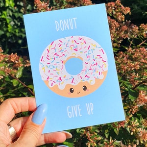 Donut geef de voedselwoordspeling kawaii-kaart op. Donut minnaar kaart. Leuke donut woordspeling aanmoedigingskaart. Geef de kaart, de motivatiekaart, de Donut Pun Card niet op