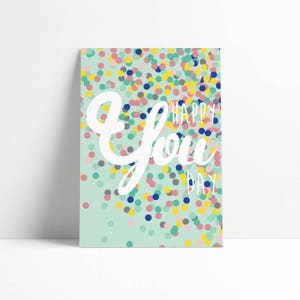 Ansichtkaart Happy you day Verjaardagskaart met confetti. Elke dag een fijne dag in schattige pastelkleuren.