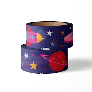 Niedliches Weltraum Washi Masking Tape mit kawaii Rakete, Planeten und Ufo ́s. Ein süßes kawaii happy masking tape für Bujo. Scrapbooking und Geschenkverpackungen
