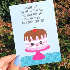 Carte de vieillissement de gâteau d'anniversaire au chocolat rose drôle. Carte de gâteau rose kawaii amusante et mignonne pour un ami, un parent ou un être cher.