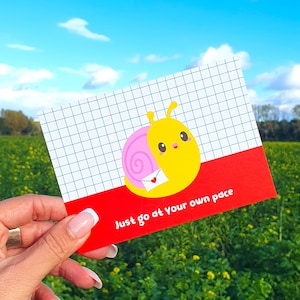 Kawaii slakkaart ga in je eigen tempo. Chronische ziektekaart, tempo jezelf. Kies je eigen tempokaart. Bewustzijnskaart voor geestelijke gezondheid.
