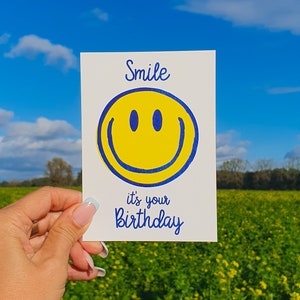 Souriez, c'est votre carte d'impression risographe smiley d'anniversaire aux couleurs néon. Carte souriante amusante pour un ami ou une petite amie.