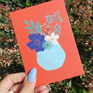 Wilde bloemen in babyblauwe design vaaskaart in donkerrood. Groot als verjaardags-, sympathie- of alledaagse kaart.
