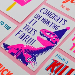Dinosaurus risograph grappige verjaardagskaart met neon levendige kleuren. Grappige woordspeling met T-Rex riso-print. Gefeliciteerd met het bereiken van dit punt.
