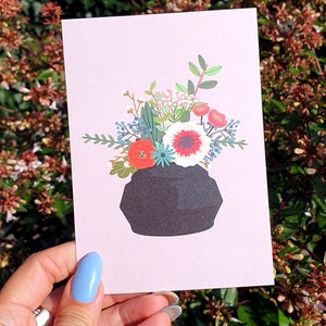 Wilde bloemen in zwarte design vaaskaart in roze. Groot als verjaardags-, sympathie- of alledaagse kaart.