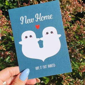 A nova casa espera que não seja assombrada com um lindo cartão fantasma Cartão fantasma engraçado para novos proprietários orgulhosos. Cartão em movimento, novo cartão de casa.