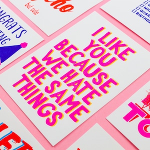 Me gustas tu tarjeta de amistad con estampado riso y colores vibrantes neón. Odiamos las mismas cosas tarjeta romántica hecha a mano Tarjeta de San Valentín