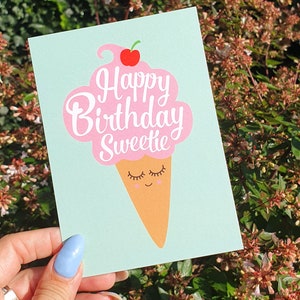 Handlettering Happy Bday Sweety ice cream con il dolce gelato kawaii è l'ideale per un compleanno estivo. Simpatico biglietto di gelato rosa con gioco di parole divertente.