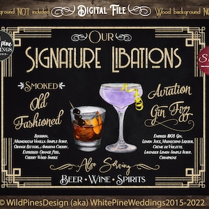 Puede incluir: Un letrero negro de pizarra con detalles dorados y un borde decorativo. El letrero dice "Nuestras Bebidas Signature" y enumera dos cócteles: "Smoked Old Fashioned" y "Aviation Gin Fizz". El letrero también incluye el texto "También se sirve Cerveza Vino Licores".