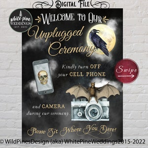 Könnte beinhalten: Ein schwarz-weißes Schild mit einem gruseligen Halloween-Thema. Es steht "Willkommen zu unserer unplugged Zeremonie" und bittet die Gäste, während der Zeremonie ihre Handys und Kameras auszuschalten. Das Schild sagt auch "Bitte setz dich, wo du dich traust!"