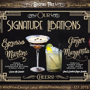 Puede incluir: Un letrero negro de pizarra con detalles dorados y el texto "Our Signature Libations" en la parte superior. El letrero presenta dos cócteles ilustrados: un Espresso Martini y un Ginger Margarita. Los ingredientes de cada cóctel se enumeran debajo de las ilustraciones.