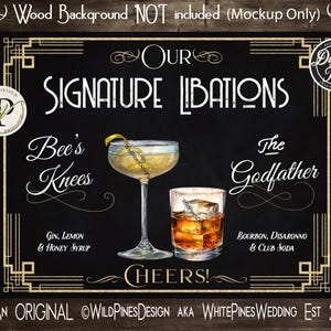 Puede incluir: Cartel negro con borde dorado de estilo art déco, con el texto "Our Signature Libations". Incluye ilustraciones de dos cócteles: "Bee's Knees" y "The Godfather", con sus ingredientes.