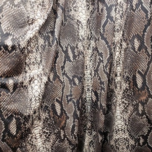 Tissu élasthanne en nylon extensible dans les 4 sens avec imprimé peau de serpent marron - Vendu par mètre