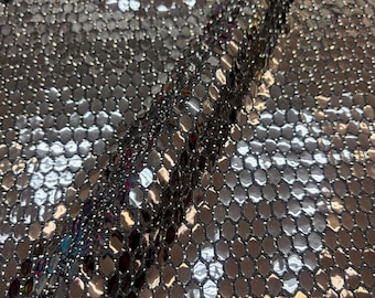 Paillettes en nid d'abeille noires sur tissu lurex élasthanne argenté et noir, 58/60 pouces de large, vendues par mètre. Extensible dans les 2 sens