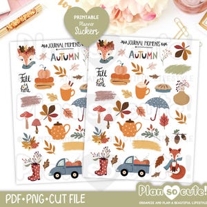 Puede incluir: Dos hojas de pegatinas imprimibles para planificador con temática otoñal. Las pegatinas presentan calabazas, hojas, setas, un zorro y un camión que transporta calabazas. El texto incluye "Autumn" y "Fall is here."