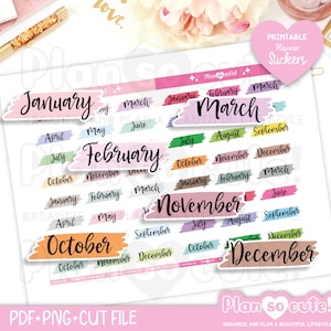 Puede incluir: Una hoja de pegatinas imprimibles para agenda con los nombres de los doce meses en fuente cursiva negra. Cada nombre de mes se presenta sobre un fondo de pincelada texturizada y colorida en varios tonos, incluyendo rosa, naranja, verde y azul.