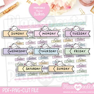 Puede incluir: Pegatinas imprimibles para planificador con lindos personajes de dibujos animados y días de la semana. Las pegatinas son en tonos pastel de rosa, amarillo y azul. También es visible el texto "Plan so cute!".