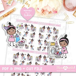 Puede incluir: Pegatinas imprimibles para planificador con una niña de dibujos animados haciendo la colada. Las pegatinas son de color rosa y blanco con un fondo de lunares. El texto "Plan so cute!" aparece en las pegatinas.