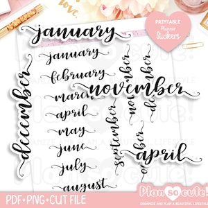以下が含まれることがあります： 1月から12月までの月の名前が黒い筆記体で書かれた、手帳用のステッカーのセット。ステッカーは白い背景にあり、「Printable Planner Stickers」と書かれたピンク色のハート型のステッカーが付いています。