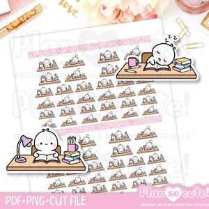 Puede incluir: Hoja de pegatinas para planificador con lindos personajes de dibujos animados estudiando y durmiendo en escritorios. Las pegatinas incluyen libros, lápices y tazas. El texto "Plan so cute!" también es visible. La parte inferior de la hoja dice "PDF+PNG+CUT FILE".
