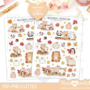 Puede incluir: Dos hojas de pegatinas imprimibles para planificador con ilustraciones otoñales. Las pegatinas incluyen calabazas, osos, erizos y hojas de otoño. El texto incluye "Journal Moments" y "Plan so cute!" y el tipo de archivo.