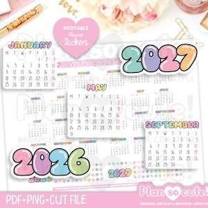 Puede incluir: Pegatinas de planificador imprimibles con meses de calendario y los años 2026 y 2027. Las pegatinas tienen una combinación de colores pastel con letras de burbujas. El texto "Plan so cute!" también es visible.