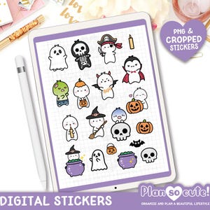 Puede incluir: Una tableta muestra una colección de pegatinas digitales de Halloween. Las pegatinas presentan varios personajes espeluznantes como fantasmas, esqueletos y calabazas. El texto "DIGITAL STICKERS" es visible en la parte inferior de la pantalla. Un lápiz y elementos decorativos están en el fondo.