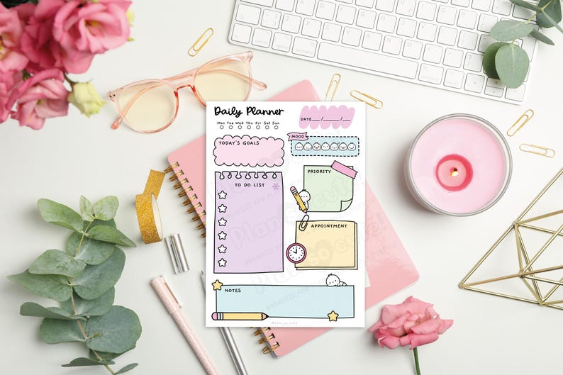 Puede incluir: Una composici&oacute;n plana con un planificador diario, un cuaderno rosa, gafas, un teclado y una vela encendida. El planificador incluye secciones para objetivos, listas de tareas y citas. Elementos florales y de papeler&iacute;a completan el arreglo.
