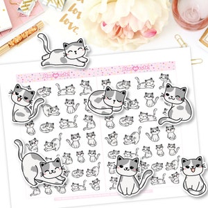 Puede incluir: Una hoja de pegatinas para planificadores con lindos gatos de dibujos animados en varias poses. Las pegatinas son blancas con manchas grises y tienen un fondo de lunares rosa y blanco. El texto "Plan so cute!" está impreso en la hoja.