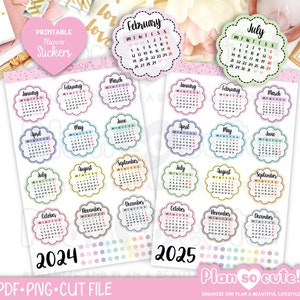 Puede incluir: Pegatinas de planificador imprimibles con diseños de calendario mensual para 2024 y 2025. Cada pegatina es un círculo colorido con un borde festoneado y un color diferente para cada mes. El texto "Plan so cute!" está en la parte inferior de la imagen.