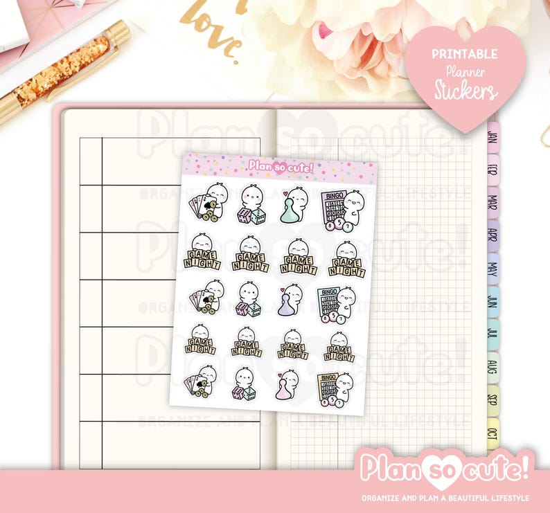 Op de afbeelding: Printbare planner stickers met schattige cartoonfiguren die spellen spelen zoals bingo, kaarten en dobbelstenen. De stickers zeggen "Game Night" en zijn perfect om een leuke touch aan je planner toe te voegen.
