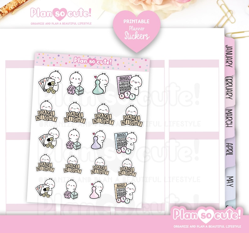 Op de afbeelding: Een vel met bedrukbare planner stickers met schattige cartoonfiguren die spelletjes spelen. De stickers bevatten afbeeldingen van dobbelstenen, kaarten, bingokaarten en de tekst "Game Night".